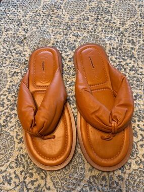 Vicenza Women’s Tan Padded Knot Toe Sandals